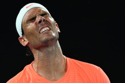 Nadal se lamenta tras perder un punto contra Tsitsipas en cuartos del Open de Australia.