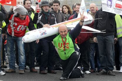 Un momento de la llegada de la marcha de trabajadores de Iberia a la T4 de Barajas, cuanto todavía no se había producido ningún incidente.