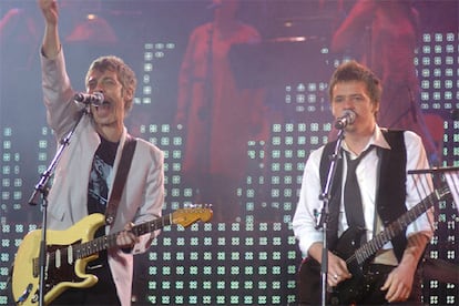 El clásico del rock en castellano, el argentino Ariel Rot, que formó parte de los míticos Tequila y Los Rodríguez, hizo pareja con el rockero y actor español Coque Malla, además de cantar algún tema en solitario. En más de una ocasión, Coque Malla ha hecho un cameo con Rot, cuando éste hace escala en Madrid. Pero Rot hace ya tiempo que descartó volver a tocar con una banda.