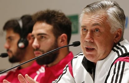 Carlo Ancelotti, junto a Dani Carvajal, hoy en rueda de prensa.