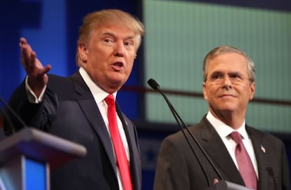 Trump (derecha) y Jeb Bush, en un debate el 16 de agosto.