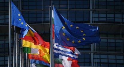 Vista exterior del Parlamento Europeo que muestra las banderas de los países miembro de la Unión Europea.