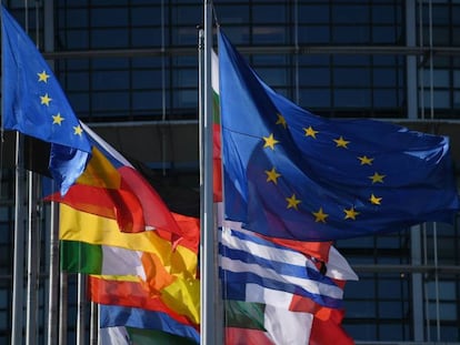 Vista exterior del Parlamento Europeo que muestra las banderas de los países miembro de la Unión Europea.