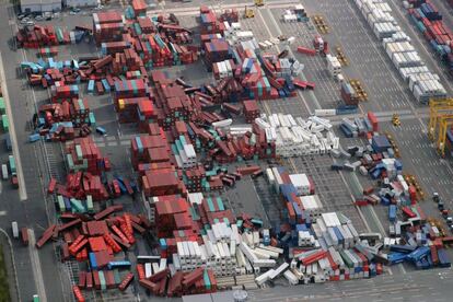 Vista aérea de cientos de contenedores caídos en un puerto en Osaka (Japón), el 5 de septiembre de 2018.