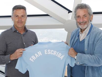 Fran Escribá posa junto al presidente Carlos Mouriño tras firmar su renovación con el Celta.
