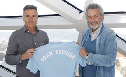 Fran Escribá posa junto al presidente Carlos Mouriño tras firmar su renovación con el Celta.