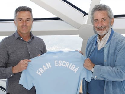 Fran Escribá posa junto al presidente Carlos Mouriño tras firmar su renovación con el Celta.