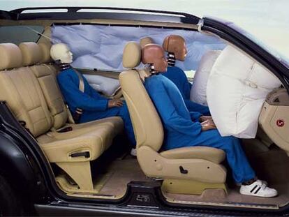 Simulación, mediante modelos que reproducen la realidad, del comportamiento del <i>airbag</i> en un accidente.