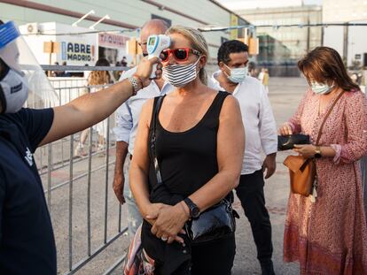 Una mujer se somete a un control de temperatura, en Madrid.