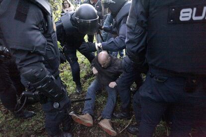 Agentes de polica detienen a un manifestante que intentaba impedir el desahucio. Durante la protesta, se han producido forcejeos entre la Polica y los manifestantes cuando estos han tratado de cortar, sobre las 8.15 horas, el trfico en los accesos al barrio de Elvi?a. Estos permanecen cortados desde entonces, segn la Polica Local.