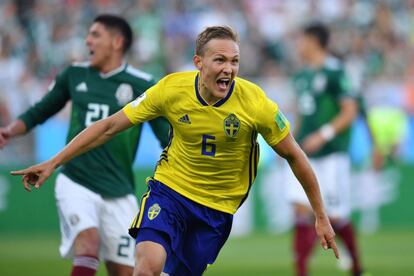 El defensa sueco Ludwig Augustinsson celebra el gol.