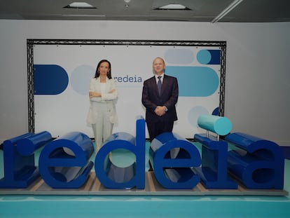 La presidenta de Redeia, Beatriz Corredor, junto al consejero delegado de la firma, Roberto García.