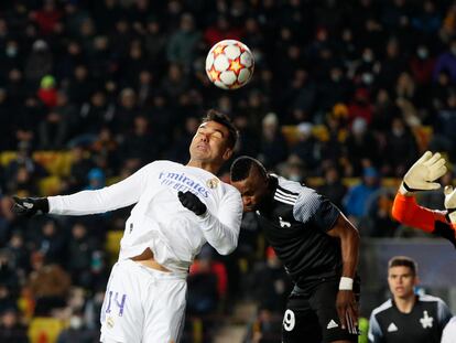 Momo Yansane y Casemiro en una acción ante Courtois.