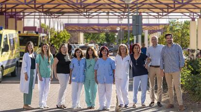 La dermatóloga Olga González Valle, quinta por la izquierda, en una foto de archivo con la mayoría de los miembros de su equipo en el Hospital de Getafe, Madrid.