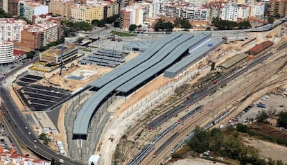 Panorámica de la estación del AVE Joaquín Sorolla y a playa de vías.