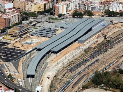 Panorámica de los terrenos del Parque Central, con la estación provisional de Joaquín Sorolla acabada.
