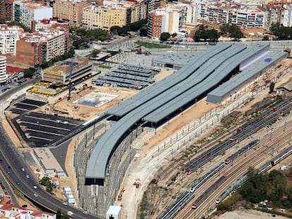 Panorámica de la estación del AVE Joaquín Sorolla y a playa de vías.