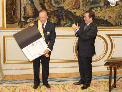 Gregorio Marañón, y a la derecha el ministro de Asuntos Exteriores, José Manuel Albares, durante la concesión de la Gran Cruz de la Orden de Isabel la Católica.