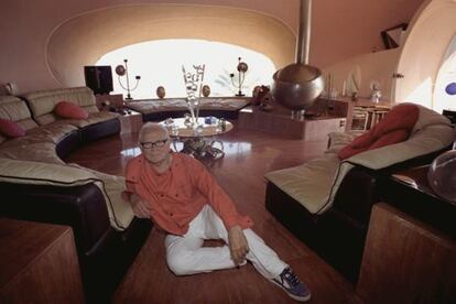 Pierre Cardin, en el año 2002, en uno de los espectaculares salones de su casa de 8.500 metros cuadrados situada en la Costa Azul francesa.