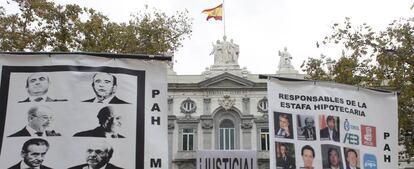 Protestas por las hipotecas ante la sede del Tribunal Supremo.