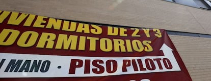 Cartel de venta de viviendas.