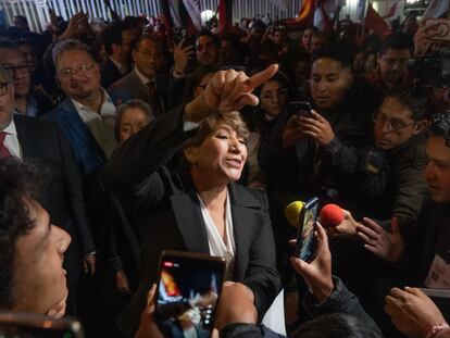 La candidata a la gubernatura mexiquense por Morena, Delfina Gómez, al salir del primer debate en Toluca (Estado de México), este jueves.