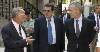 El ministro del Interior, Antonio Camacho (dcha), junto al director general de Tr&aacute;fico, Pere Navarro (izda), y el diputado de CiU Jordi Jan&eacute;.