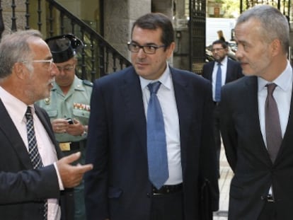 El ministro del Interior, Antonio Camacho (dcha), junto al director general de Tr&aacute;fico, Pere Navarro (izda), y el diputado de CiU Jordi Jan&eacute;.