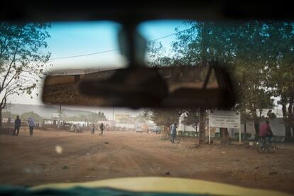 Calle de Bamako desde el interior del taxi de Modibo Traore. Cruzó el desierto y llegó hasta Murcia (España) donde trabajó en la construcción durante dos años. Volvió el 2012 y compró el taxi. Ahora está ahorrando para volver. Este año espera conseguir el millón de francos para volver a intentarlo.