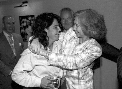 La tenista recibe la felicitación de la reina Sofía, tras ganar el torneo de Roland Garros en 1994.