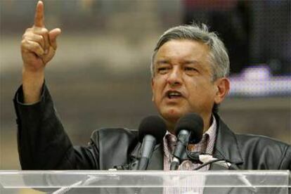 El candidato de izquierda a la presidencia de México, Andrés Manuel López Obrador, se dirige a sus simpatizantes en el zócalo de la Ciudad de México