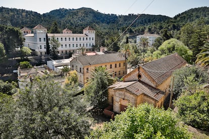 Panorámica de las instalaciones de la Fundación Fontilles en el municipio alicantino de Vall de Laguar, con el sanatorio al fondo, y otras dependencias.