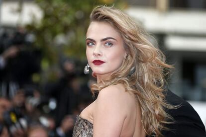 La modelo británica, Cara Delevingne, llega al pase de "La búsqueda".