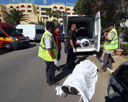 Traslado de los cuerpos de los turistas asesinados tras el ataque terrorista en el Hotel Imperial en la ciudad de Susa (Túnez).