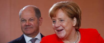 La canciller alemana, Angela Merkel, junto a su ministro de Finanzas, Olaf Scholz.