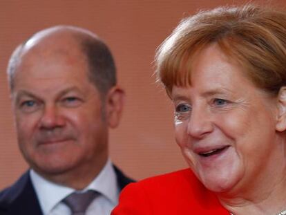 La canciller alemana, Angela Merkel, junto a su ministro de Finanzas, Olaf Scholz.