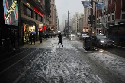 La Gran Vía durante el temporal Filomena, este viernes. SAMUEL SÁNCHEZ