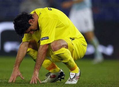 Joan Capdevila se lamenta durante el partido ante el Lazio.