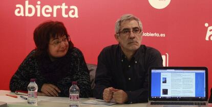 Gaspar LLamazares y Montserrat Muñoz, este domingo, en la reunión del consejo político de Izquierda Abierta.