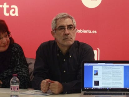 Gaspar LLamazares y Montserrat Muñoz, este domingo, en la reunión del consejo político de Izquierda Abierta.