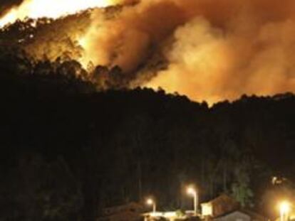 Vista del incendio forestal en los montes que rodean la parroquia de Baredo, en el municipio pontevedrés de Baiona