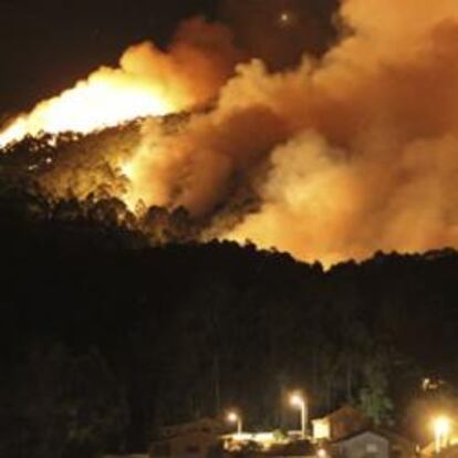 Vista del incendio forestal en los montes que rodean la parroquia de Baredo, en el municipio pontevedrés de Baiona