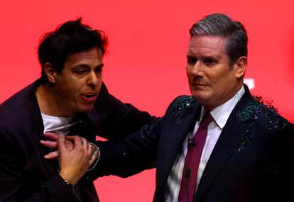 Keir Starmer aparta con su brazo del micrófono al activista que ha intentado este martes sabotear su discurso en el congreso de Liverpool.