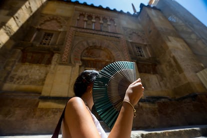Una mujer se abanica durante la ola de calor en Córdoba, este sábado.