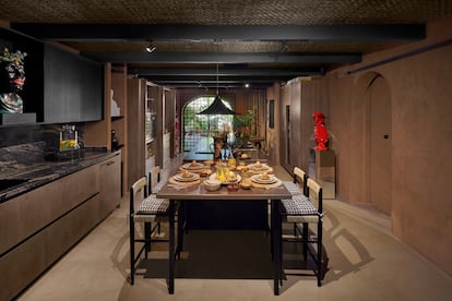 La cocina de la casa principal con una gran mesa de comedor.