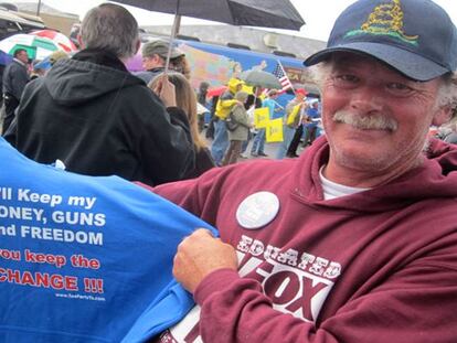 Un simpatizante del Tea Party, con una camiseta en la que se lee: "Me quedo con mi dinero, las armas y la libertad. Quédate tú con el cambio".