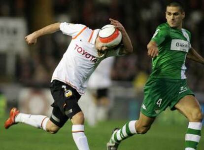 Villa toca el balón con la mano ante Juanito.