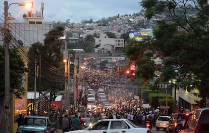 La noche de Tegucigalpa se llenó de la luz de las antorchas que portaban los manifestantes.