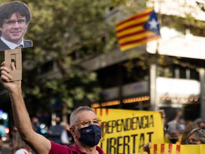 Concentración en las proximidades del consulado Italiano en Barcelona, en protesta por la detención de Carles Puigdemont en Cerdeña.