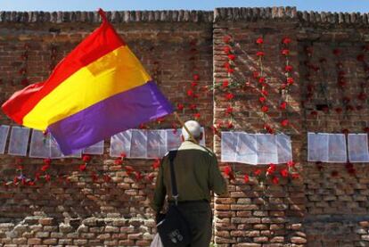 Un hombre lee los nombres de víctimas del franquismo en el muro de los fusilamientos.